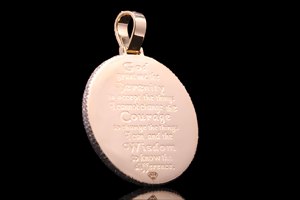 Pendentif personnalisé en acier inoxydable plaqué rhodium imitation, avec lettre en CZ glacé effet goutte et prière de la sérénité, style hip-hop, breloque religieuse, effet diamant - Product Image 1