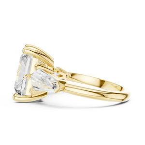Bague de fiançailles en or jaune avec diamant de laboratoire taille radiant et trois pierres, et bague de mariage avec pierres latérales taille trilune - Product Image 4