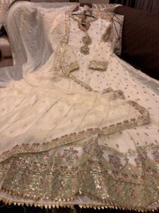 Colección Ssumaira para Eid: Vestido largo maxi de chifón con lentejuelas y bordados elaborados. - Product Image 4