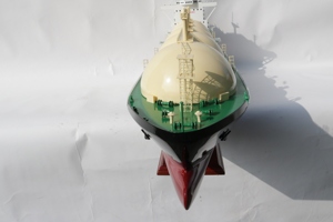 Maqueta de Barco Comercial de Madera Hecha a Mano - Réplica a Escala de Buque Tanque de Carga Oceánica, Decoración de Escritorio de Oficina, Buque Tanque de Gas GNL - Product Image 1