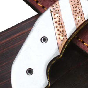 Couteau pliant Damas de qualité supérieure avec une lame tranchante, un talon décoratif en acier, une prise en main confortable et un design compact - Product Image 4