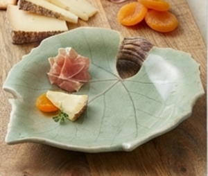 Plateau de service en céramique fait main, motif feuille, finition polie verte, idéal pour usage résidentiel, parfait pour hôtel, maison et table. - Product Image 3