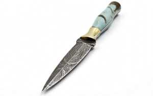 Cuchillo de Acero de Damasco Hecho a Mano – Mango Personalizado de Resina y Hueso, Empuñadura de Latón - Product Image 1