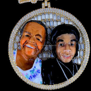 Colgante de dos caras de esmalte 3D personalizado, colgante de diamante de moissanita VVS de corte redondo y esmeralda 925 de plata esterlina chapada en oro rosa - Product Image 4