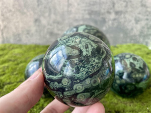 Sphère de jaspe Kambaba polie, boule de pierre naturelle avec des taches noires, objet de collection artistique, globe décoratif - Product Image 4