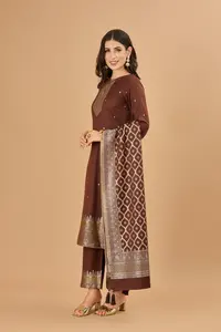 Tela de Viscosa Premium Safaa Mocha Brown para Vestidos sin Coser con Detalles en Zari Dorado y Dupatta Geométrica - Product Image 3