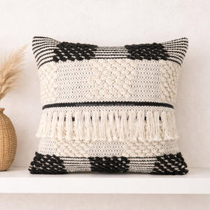 Hermosa Funda de Almohada Boho Negra y Blanca Tejida a Mano, Tamaño Extra Grande, Personalizada con Borlas Negras y Flecos Minimalistas - Product Image 2