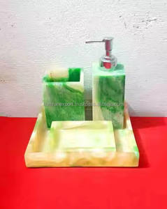 Ensemble de salle de bain en résine de quatre pièces fait à la main comprenant une pompe à savon porte-brosse à dents - Product Image 1