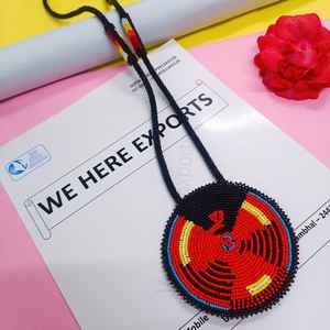 Collier pendentif abstrait fait main avec perles rouges, noires, jaunes et bleues et cordon long pour un style artistique traditionnel et culturel - Product Image 2