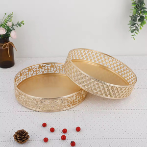 Plateau de service rond en laiton artisanal de luxe, doré, décoratif, avec gravure florale complexe et base sur pieds, idéal pour les mariages - Product Image 6