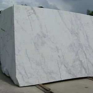 Bloc de marbre Carrara indien naturel de haute qualité, blanc doux avec veines grises, offrant un look moderne et élégant pour le salon - Product Image 1