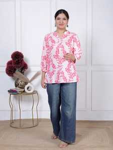 Túnica Corta Informal de Primera Calidad para Mujer, Color Rosa Bebé, con Encaje Floral Estampado, 100% Algodón, con Cuello con Botones y Mangas Tres Cuartos - Product Image 1