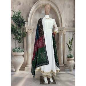Robe Anarkali et pantalon de créateur avec dupatta pour les fêtes, en soie - Product Image 3