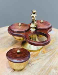 Bol en bois au design classique avec base en métal pour une mise en place élégante sur la table à manger, offrant une élégance intemporelle et une durabilité naturelle - Product Image 1