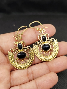 Boucles d'oreilles créoles en laiton sculpté à la main avec onyx noir véritable - Product Image 5