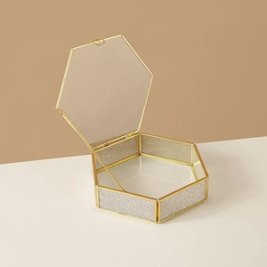 Boîte à bijoux décorative personnalisée en laiton et verre, avec fermoir, pour ranger les bibelots - Product Image 2