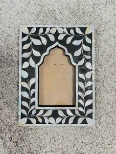 Cadre photo en bois fait main, rectangulaire vertical, design orné avec incrustation d'os, décoration murale, support artistique pour photos - Product Image 1
