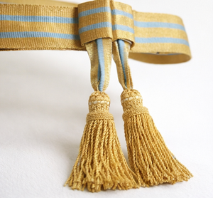 Cinturón Ceremonial Dorado con Rayas Azules y Grises – Accesorio Decorativo para Uniforme - Product Image 6