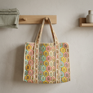 Bolso de hombro acolchado de algodón con diseño floral en patchwork, motivos pastel y paneles acolchados para compras y viajes. - Product Image 4