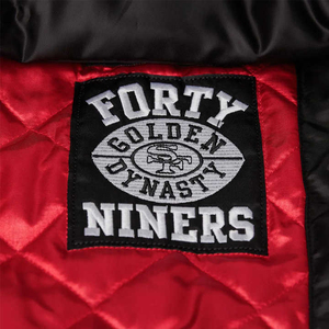 Chaqueta Varsity Personalizable y Elegante de los 49ers, Negra, Satinada, Casual, para Hombre, con Cuello Alto, Bordada, con Cierre, Ecológica y Transpirable - Product Image 4