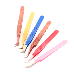 Les pinces professionnelles pour extensions de cils sont fabriquées en acier inoxydable de haute qualité pour une application précise et confortable des cils. - Product Image 3