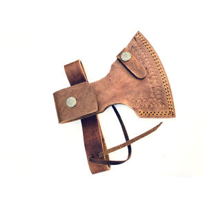 Hache professionnelle en acier Damas, fabriquée à la main, avec manche en bois de rose et étui en cuir. - Product Image 2