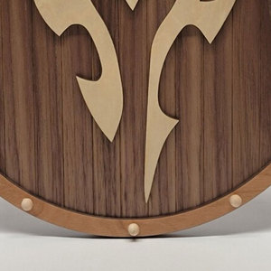 Authentique bouclier rond en bois de style viking, artisanat nordique classique pour décoration et accessoires de costume - Product Image 6