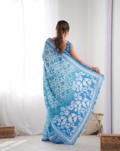 Sari de chinnon pesado con estampado digital azul y diseño floral para mujer, ideal para bodas, con hermoso trabajo de estampado y espejos estilo Kutchi. - Product Image 4