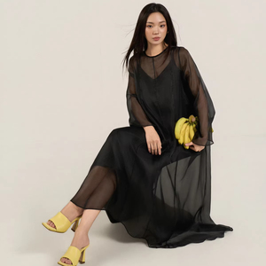 เสื้อผ้าฤดูร้อนแบบ OEM กระดุมด้านข้าง ผ่าข้าง ระบายอากาศได้ดี สวมใส่สบาย เอวหลวม สไตล์มินิมอล แขนปกติ ผ้าไหม คอวี ผ้าโปร่ง ความยาวปานกลาง ใส่ได้ทุกวัน - Product Image 1