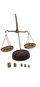 Ancienne balance de bijoutier traditionnelle en laiton, objet décoratif, symbole de la justice et de la loi - Product Image 6