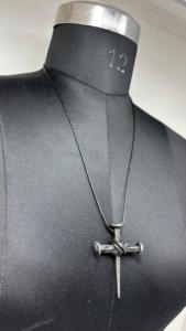 Pendentif croix forgé à la main, au caractère artisanal rustique, idéal pour la fabrication de bijoux, les artisanat religieux, les cadeaux et les créations faites à la main. - Product Image 4
