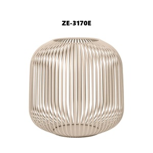 Portavelas Decorativo Dorado Hecho a Mano para Decoración Navideña, Linterna de Madera de Alta Calidad para Decoración del Hogar - Product Image 2