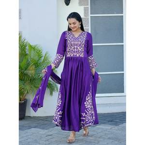 Vestido de fiesta Chinon bordado de diseñador con trabajo bordado de secuencia - Product Image 4