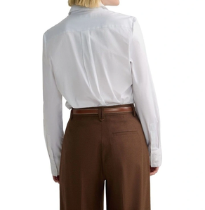 Chemise formelle blanche classique pour femme, manches longues, boutonnée, coupe ajustée, col rabattu, élégante, pour le bureau. - Product Image 2