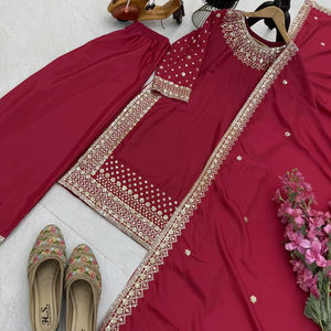 Traje de kurta y pantalón Chinon moderno para mujer, con estampado frontal y trasero, ideal para bodas y fiestas, con dupatta, hecho de crepé natural. - Product Image 1