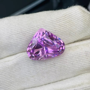 พลอยคุนไซต์ทรงหัวใจธรรมชาติ น้ำหนัก 12.06 กะรัต คุณภาพเกรด AAA ความเงางามระดับ AAA สีสวยงาม เหมาะสำหรับการขัดแต่ง ราคาถูก - Product Image 3