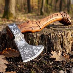 Hache Viking Ragnar forgée à la main, hache de camping, coffret cadeau en bois, gravure personnalisée, acier à haute teneur en carbone, cadeau de Noël pour hommes - Product Image 3