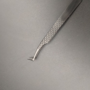 แหนบถอนขนคิ้วสแตนเลสสตีลสีโรสโกลด์สุดหรู บรรจุภัณฑ์แบบกำหนดเอง อุปกรณ์เสริมความงาม แบรนด์ตามสั่ง รุ่น 173 ผลิตในประเทศปากีสถาน - Product Image 1