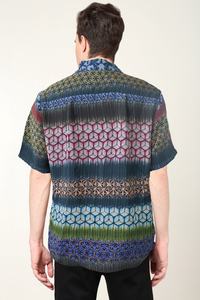 เสื้อเชิ้ตผู้ชายทันสมัย พิมพ์ลายเรขาคณิตหลากสีบนผ้าโพลีเอสเตอร์ ทรงปกติ คอปกเสื้อ แขนสั้น - Product Image 2