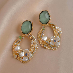 Boucles d'oreilles unisexes plaquées or rose avec perles, design floral romantique, diamant, bijoux de luxe pour mariage et fiançailles - Product Image 4