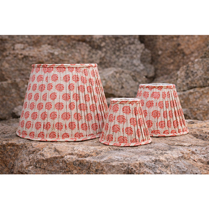 Abat-jour en viscose et lin à motifs floraux botaniques rouges |   Abat-jour plissé artisanal imprimé au bloc |   Éclairage élégant pour la maison et l'intérieur - Product Image 1