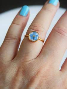 Anillo de Cuerno con Flores Secas, Hecho a Mano, Ecológico, Estilo Animal, Diseño Único - Product Image 4