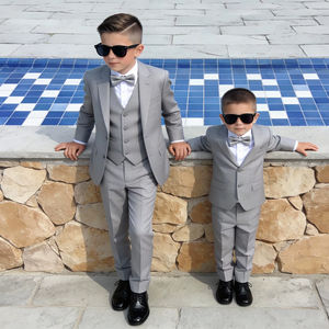 Ensemble de costume formel 3 pièces gris clair pour garçons avec gilet et nœud papillon – Tenue de smoking pour enfants pour mariage et fête - Product Image 1