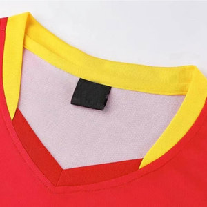 Maillot et short de football de haute qualité en tissu polyester respirant, conçus pour les entraînements et les matchs officiels - Product Image 3