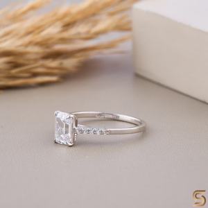 Bague en or 14 carats avec moissanite taille émeraude, style solitaire pavé, design élégant et classique, bijou étincelant, idée cadeau pour femme - Product Image 3