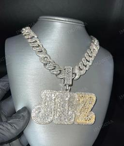 Colgante Personalizado de Plata de Ley con Iniciales y Piedras de Moissanita Baguette: Alfabeto Hip Hop Bicolor - Product Image 6