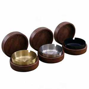 Cendrier de bureau rond en bois avec insert métallique, design minimaliste pour usage domestique - Product Image 1