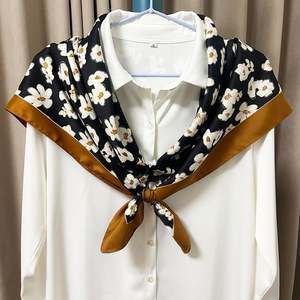 Foulard carré élégant pour femme, en satin de soie doux de qualité supérieure, imprimé, de créateur, utilisable comme foulard de tête, foulard de cou ou bandana - Product Image 2