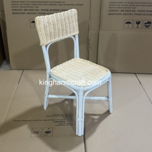 Chaise pour enfants en rotin tressé moderne faite à la main, sécurisée pour événements extérieurs, locations d'hôtels, mariages, fêtes d'anniversaire - Vente en gros pour la photographie - Product Image 4