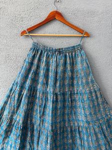 Jupe longue à volants élégante de couleur bleue à motifs floraux, confectionnée dans un tissu doux et respirant, qui flotte magnifiquement avec des imprimés traditionnels en blocs. - Product Image 2